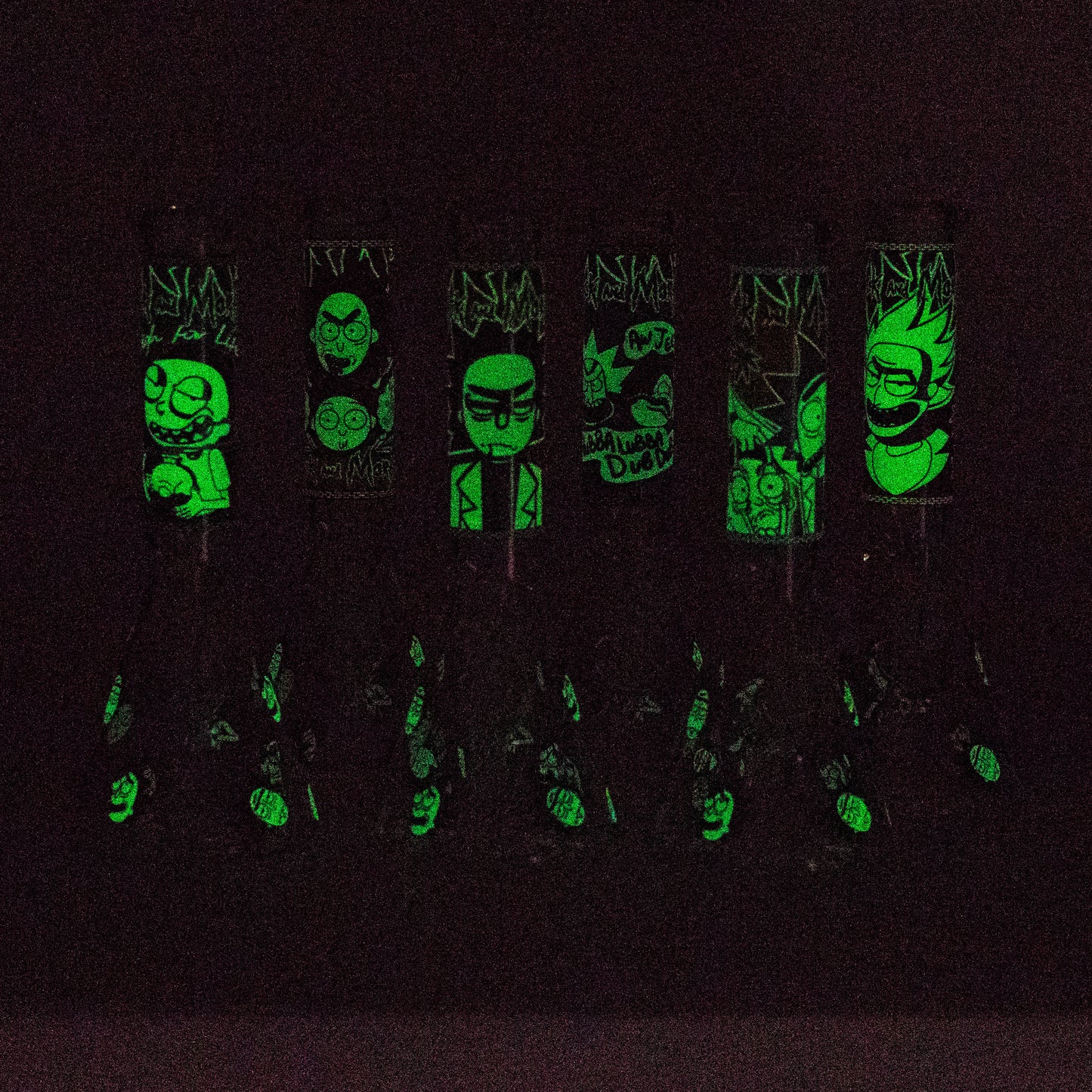 10" Cartoon Glow-in-the-Dark Glass Bong_6